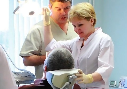 В декабре при лечении любого кариеса у первичного пациента чистка всех зубов ультразвуком в подарок!