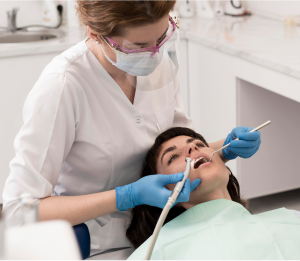 В декабре при лечении любого кариеса у первичного пациента чистка всех зубов ультразвуком в подарок!